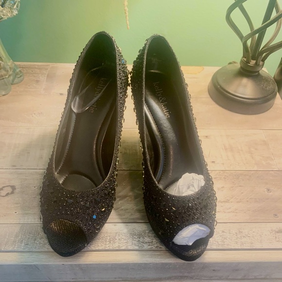 Black stone 2 inch heels, size 8.5 - Picture 1 of 3
